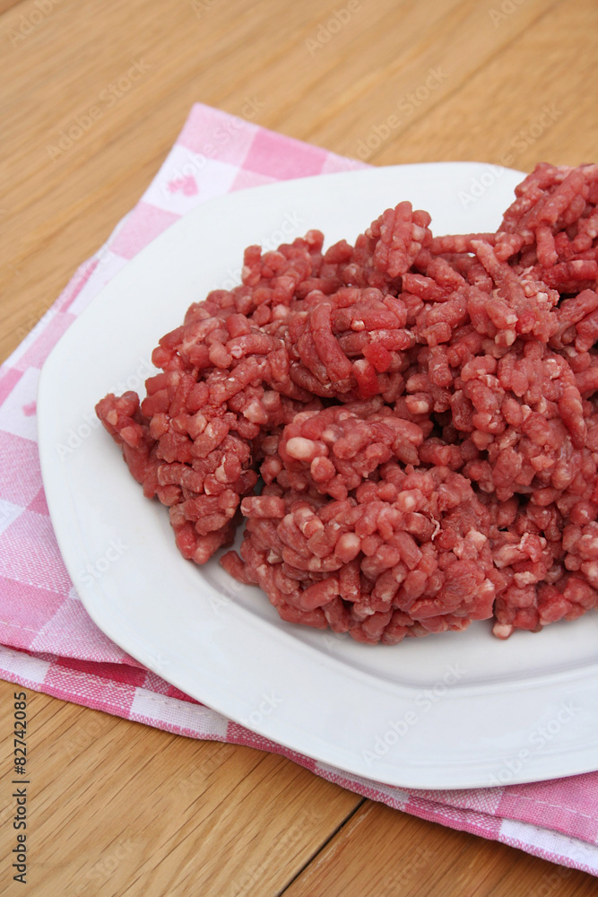 carne macinata cruda su piatto su tavolo di legno carne macinata cruda su piatto su tavolo di legno