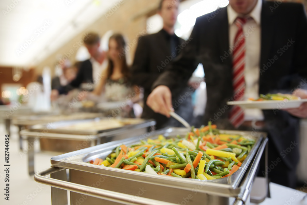 Obraz premium Gäste am büffet, buffet, büffett, bei einer hochzeit