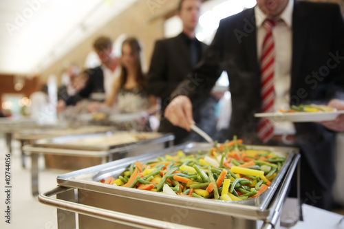 Gäste am büffet, buffet, büffett, bei einer hochzeit