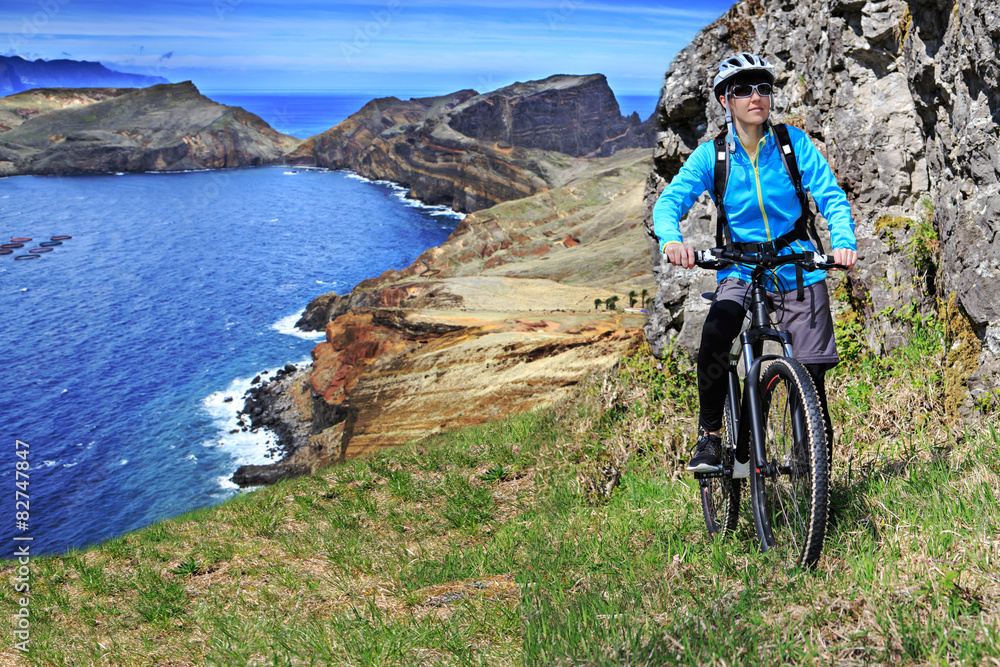 Fototapeta premium biking to the peak