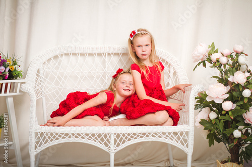 Fotografía Two little girls sitting in a chair