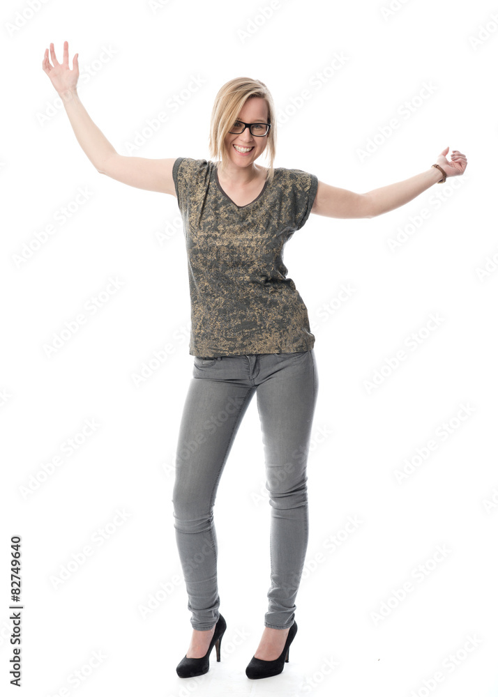 Zufriedene junge Frau mit Brille