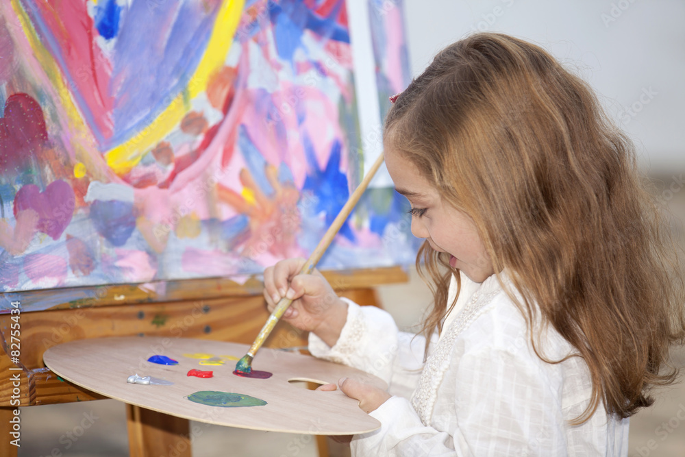 Niña pintando Stock Photo | Adobe Stock