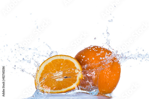 swieza-pomarancze-i-plusk-wody