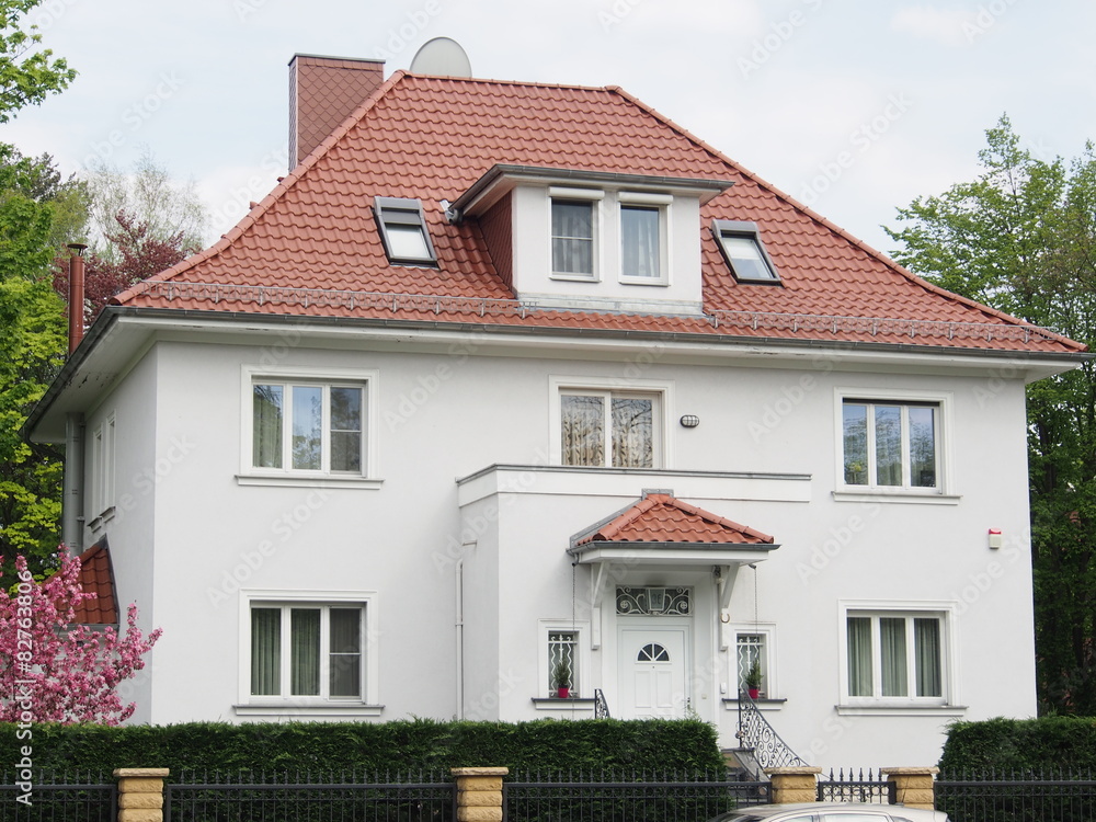 gepflegtes Mehrifamilienhaus mit Walmdach