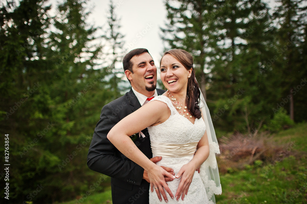 Naklejka premium wedding couple holding hands in a forest