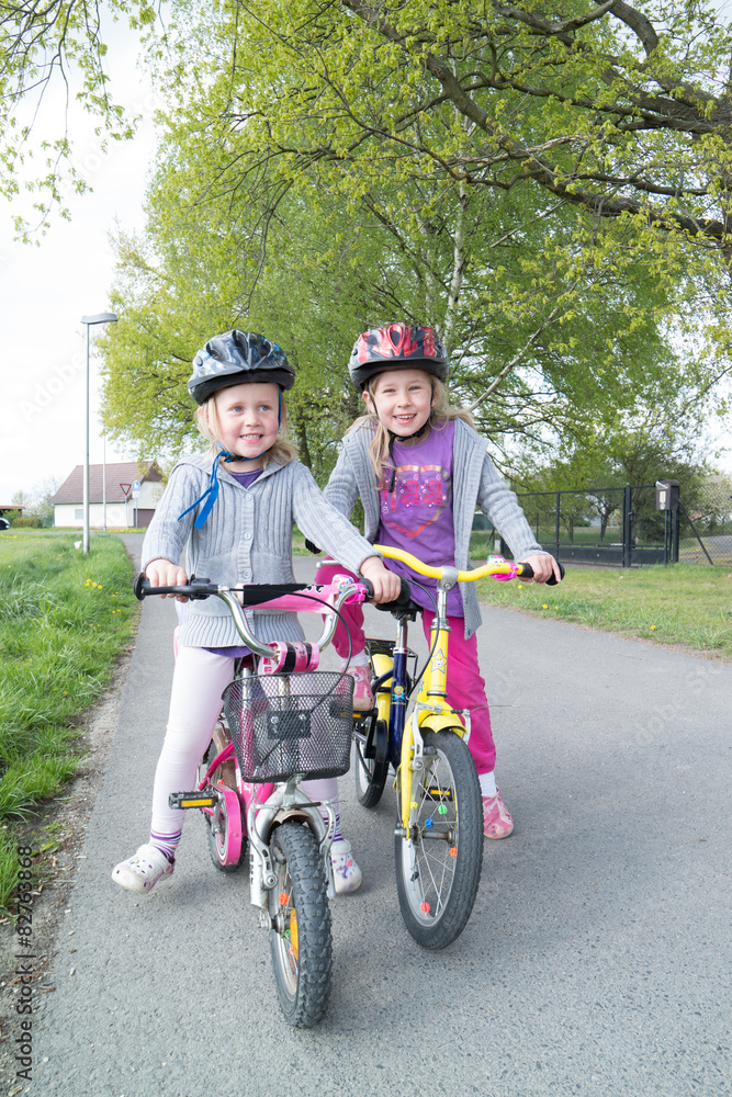Fototapeta premium gemeinsam mit dem Fahrrad unterwegs