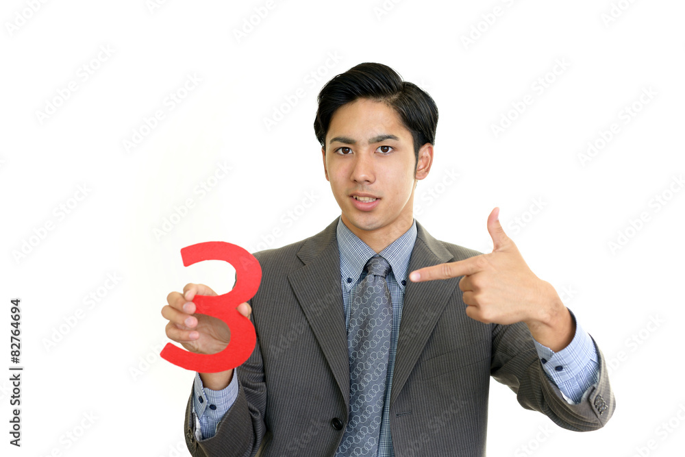 数字を持つ男性