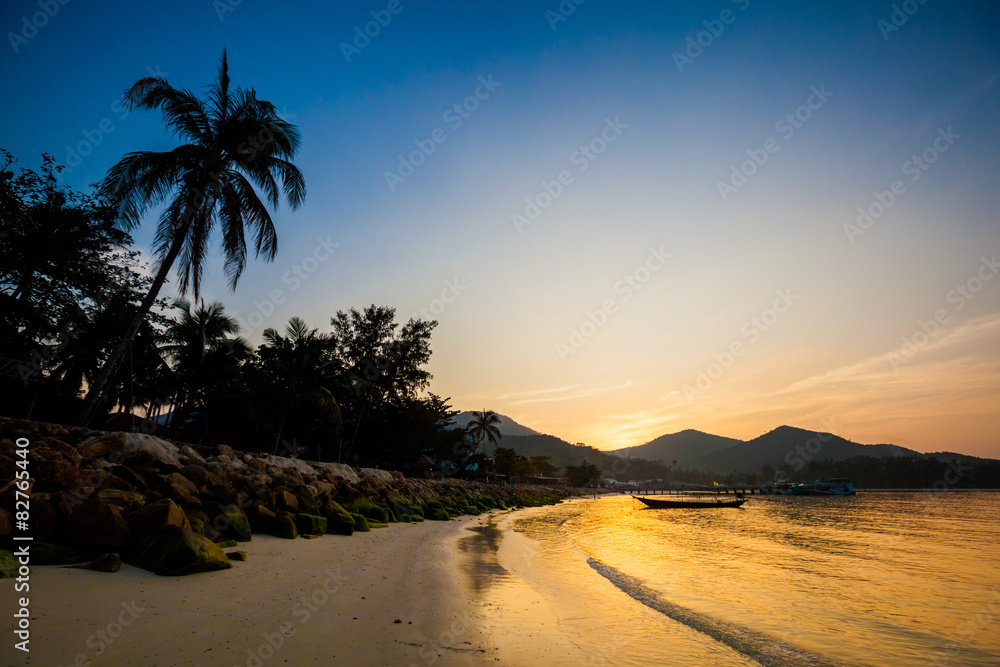 Fototapeta premium Sunset on Chalokum beach