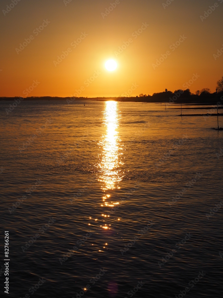 Naklejka premium Abendsonne am Strand der Elbe 