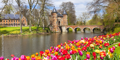 Foto Belgium Groot-Bijgaarden castle spring garden 4K panorama