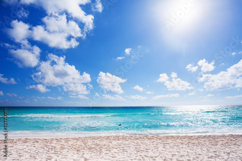 Fototapeta Naklejka Na Ścianę i Meble -  Sunny beach with white sand Cancun, Mexico 