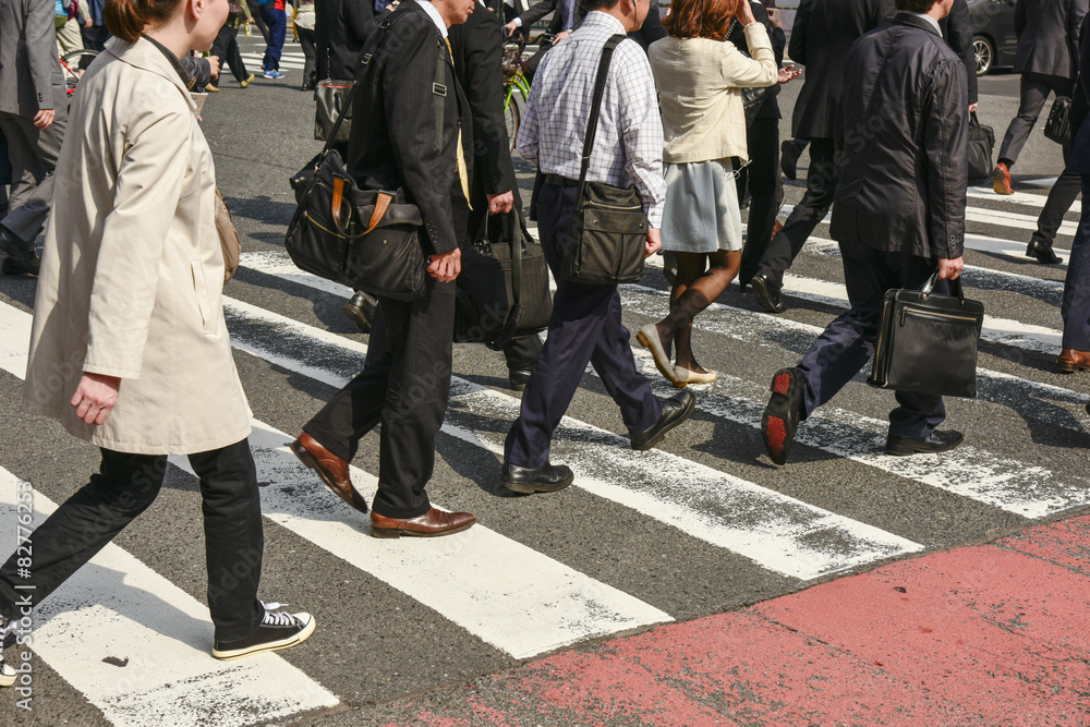 新橋駅前の通勤風景
