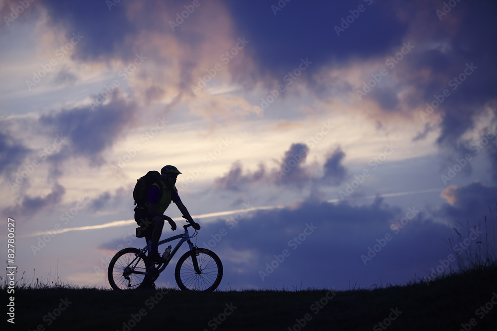 Mann Mountainbike Wolken blau