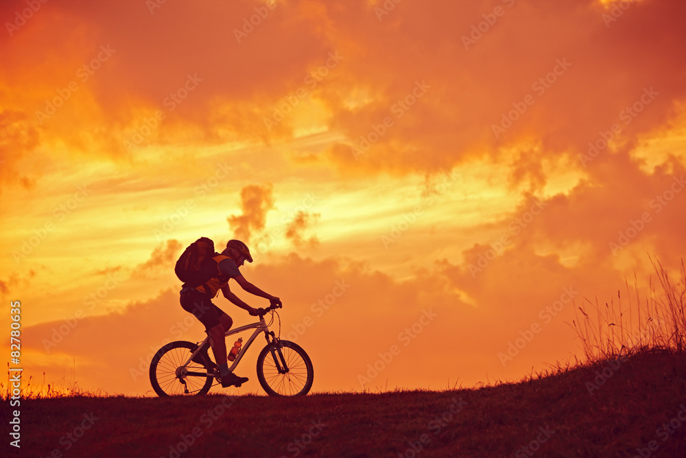 Biker als Silhouette im Sonnenaufgang