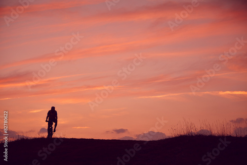 Mann fahren Mountainbike Sonnenaufgang