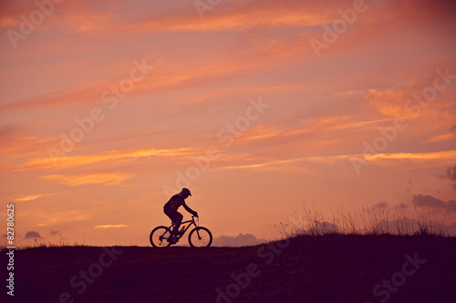 Mann mit Mountainbike fahren Sonnenaufgang
