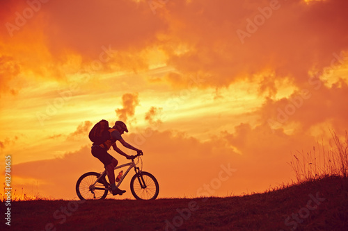 Biker als Silhouette im Sonnenaufgang
