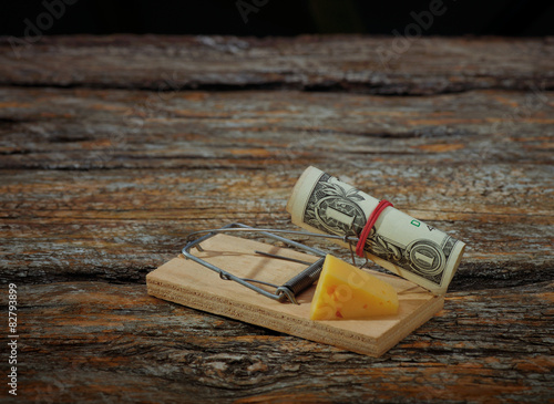 Cuadro en lienzo .the mousetrap-lit wooden cheese Board