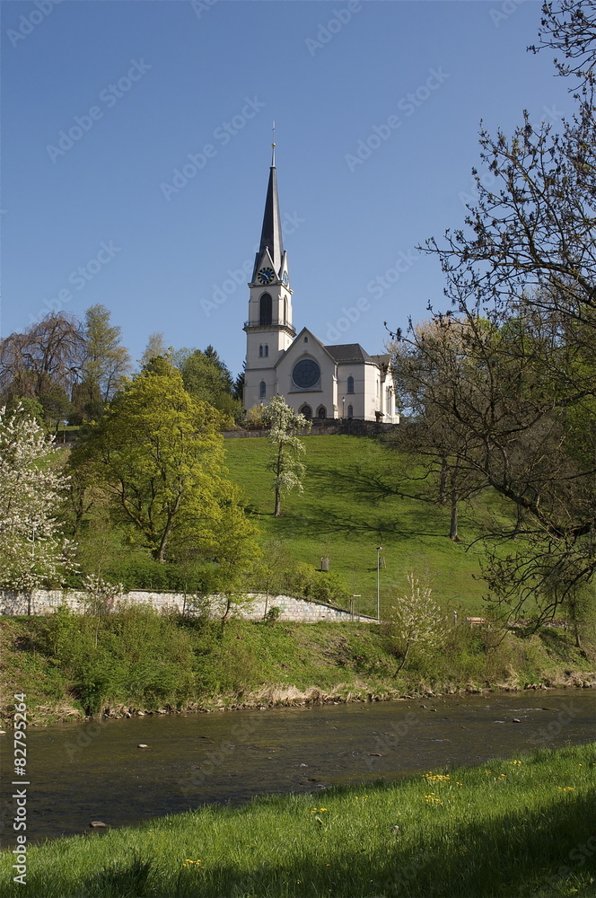Stadt Adliswil mit Fluss Sihl und reformierter Kirche