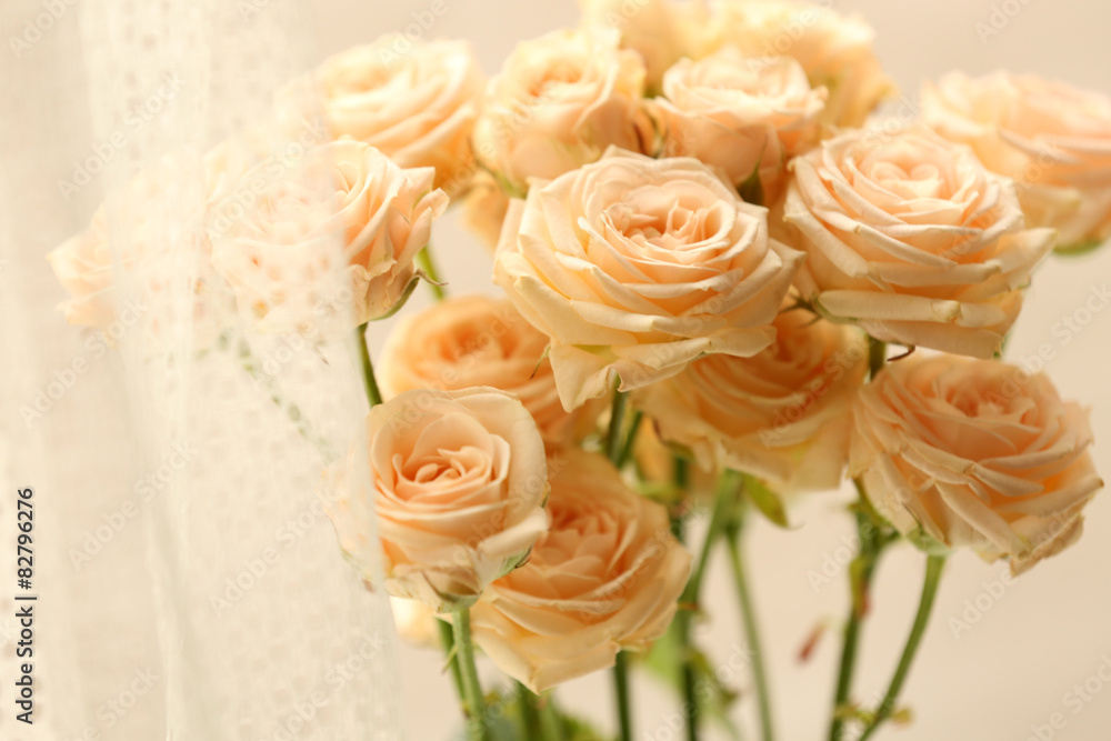 Obraz premium Bouquet of beautiful fresh roses on curtains background