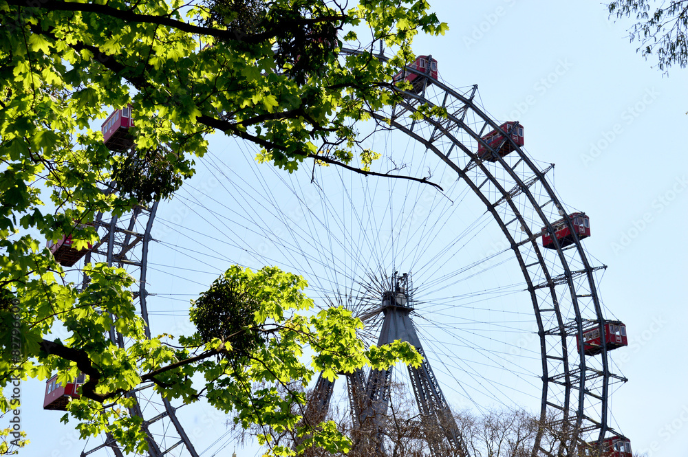 Leuchtende Blätter vor dem Wiener Riesenrad Leuchtende Blätter vor dem Wiener Riesenrad