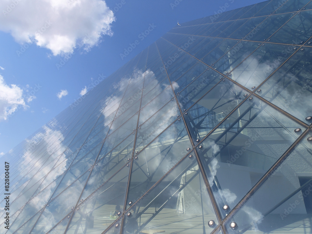 ガラスのピラミッドと青空と雲