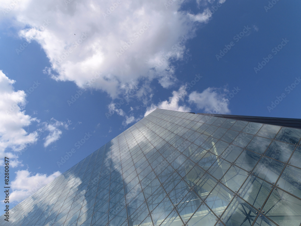 ガラスのピラミッドと青空と雲
