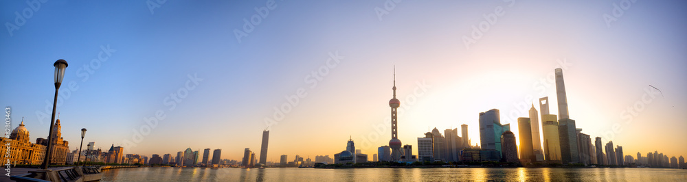 Naklejka premium Panoramę Szanghaju o wschodzie słońca z Bund i Pudong