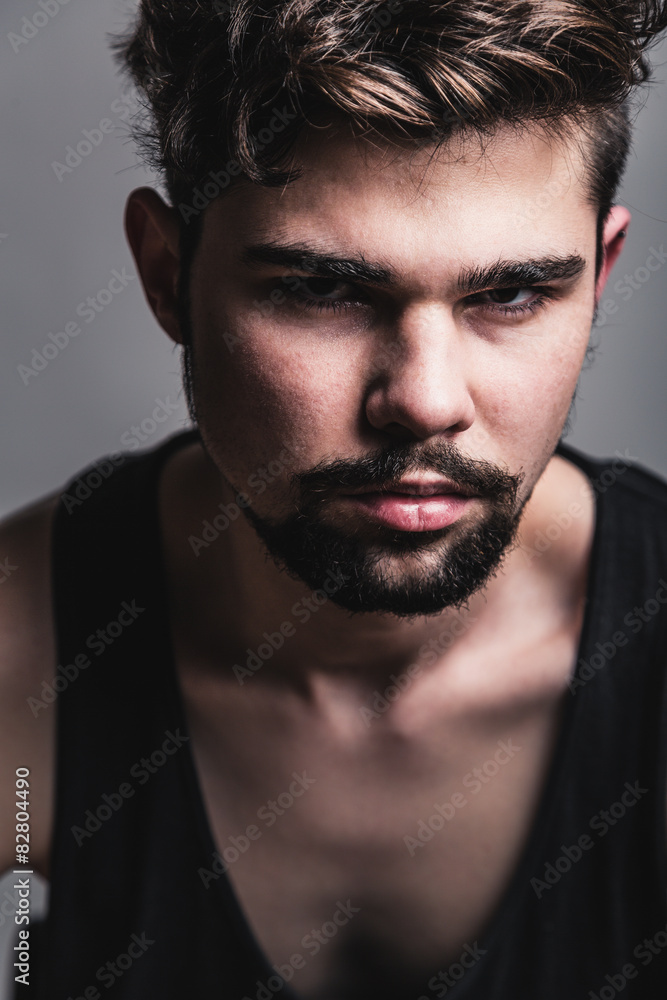 Obraz premium Portrait of young man in black t-shirt
