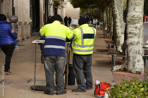 electricistas arreglando una averia en la calle