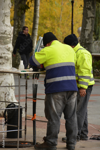 electricistas reparando una averia en la calle