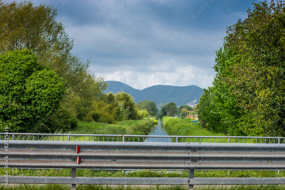 Panorama monti e canale, corso d' acqua, guard rail