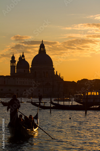 Gondolier au coucher de soleil à Venise © devpix