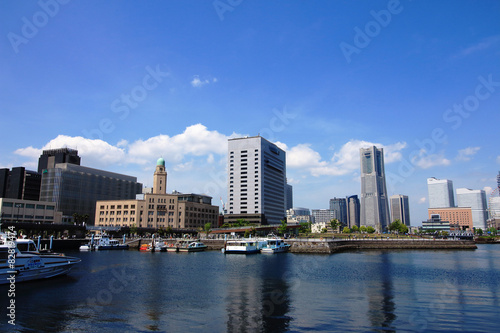 ランドマークタワーと横浜税関と © baphotte