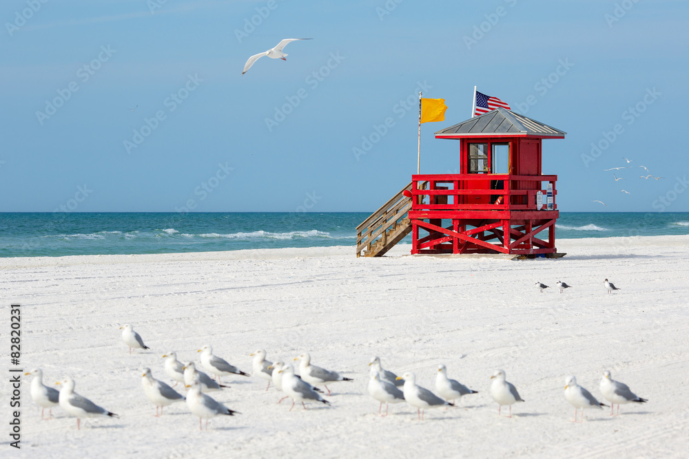 Fotografia Red wooden lifeguard hut on an empty beach