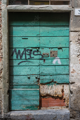 Portone di legno vecchio rotto, verde photo