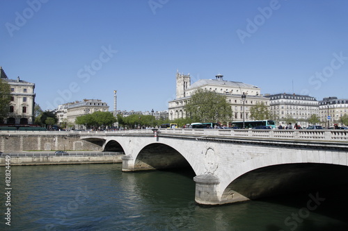 Pont au Change sur la Seine à Paris photo