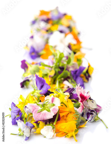 Mix edible flower salad in a blue single pot © akulamatiau
