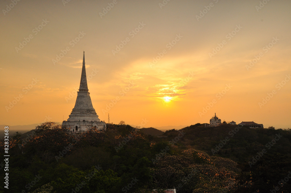 Obraz premium Sunset at Khao-Wung Mountain Palace, Thailand