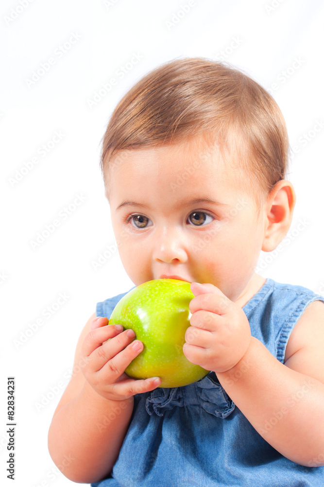 Baby beisst in einen grünen Apfel Baby beisst in einen grünen Apfel