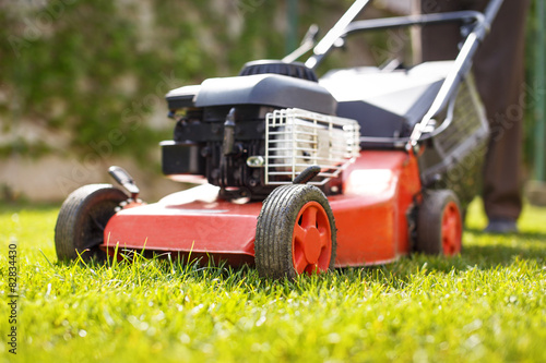 Φωτογραφία Man with lawnmower
