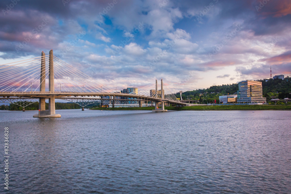 Fototapeta premium Tilikum Crossing at sunset, in Portland, Oregon.