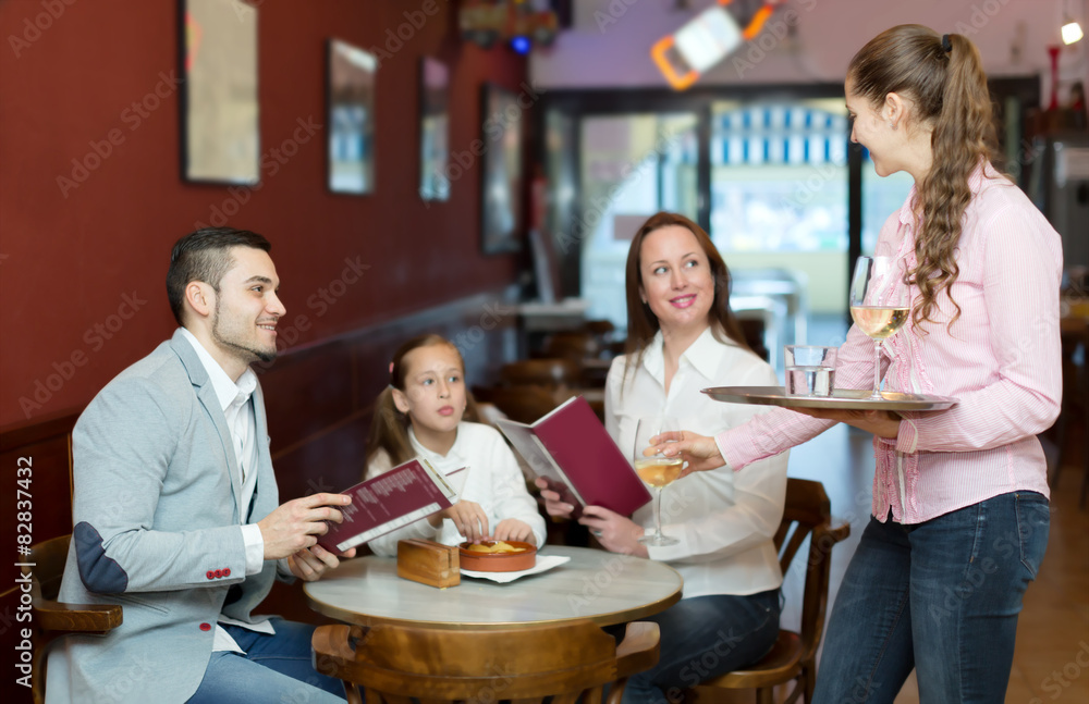 Fototapeta premium waitress and happy family