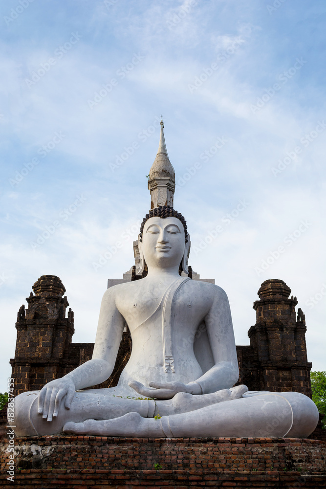 Obraz premium Buddha Statue at Wat Mahathat Temple mimetic at ancient siam.