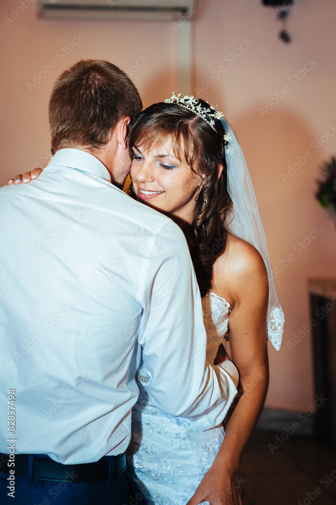 First  wedding dance of bride and groom in restaurant