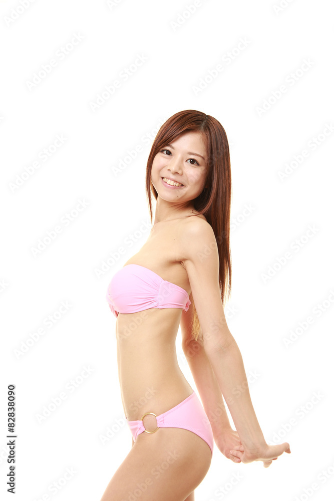 ビキニを着てポーズを決める女性 ビキニを着てポーズを決める女性