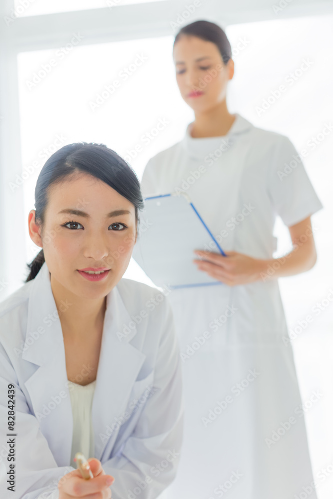 女医と看護師