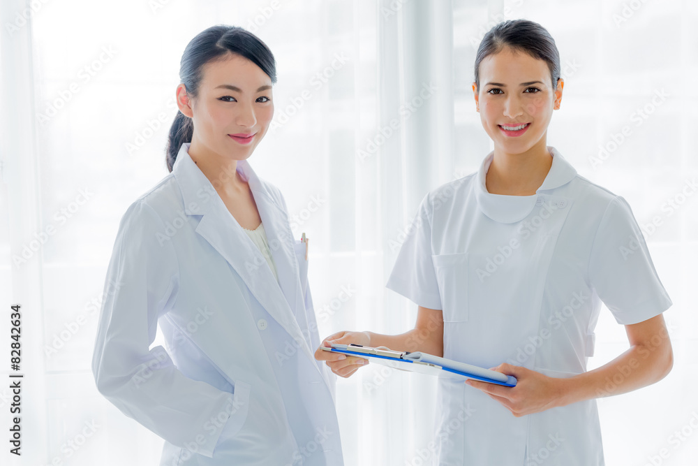 女医と看護師