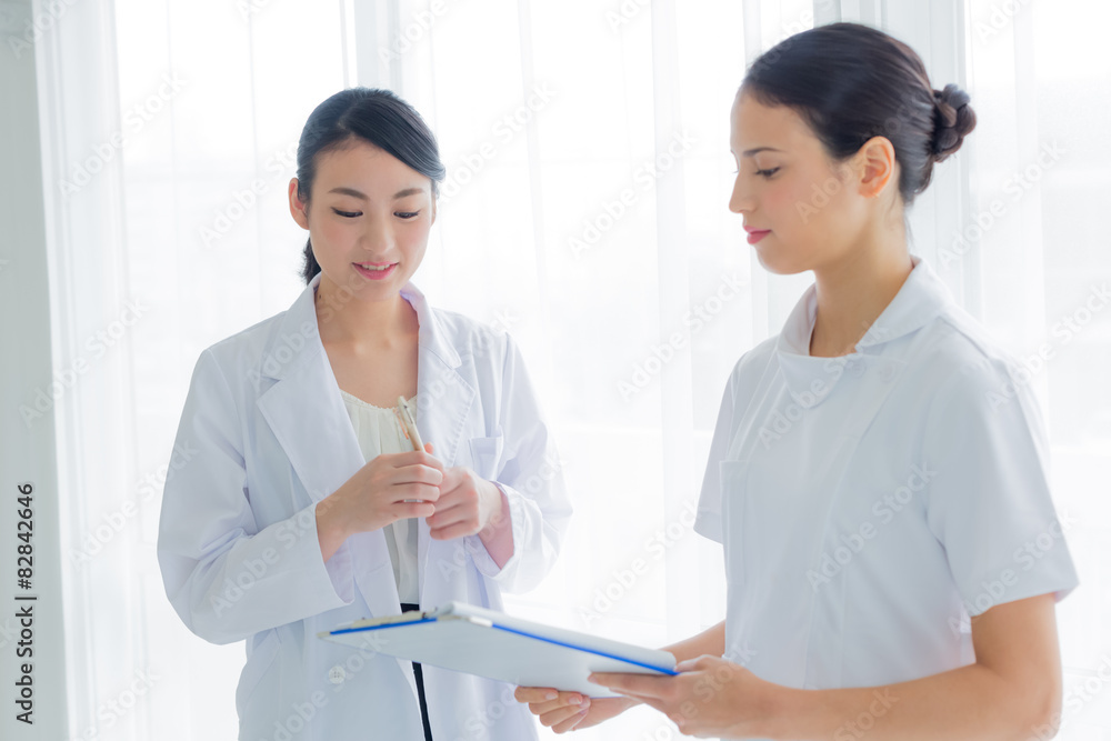女医と看護師